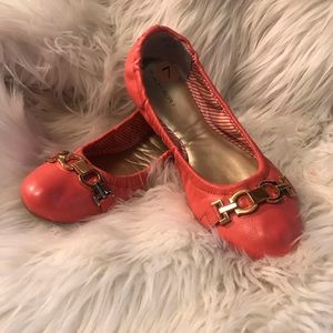 ~Sold~ Tahari Size 7 flats. Super Cute!